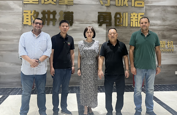 埃及客戶(hù)蒞臨達(dá)力工廠(chǎng)，驗(yàn)收土工膜單/雙面噴糙生產(chǎn)線(xiàn)圓滿(mǎn)完成！